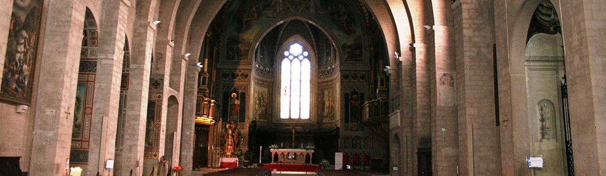 Immagine della navata centrale del Duomo di Gubbio