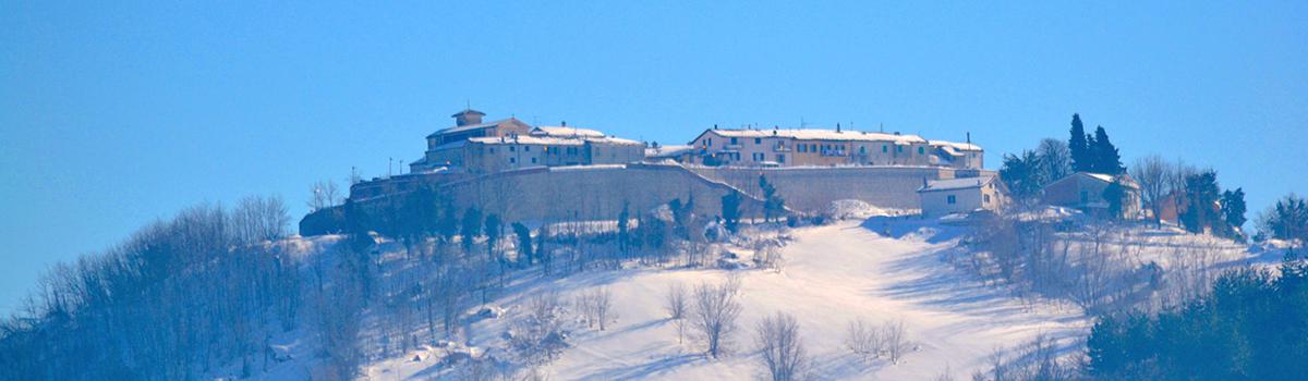 Immagine del panorama di Petriano innevato