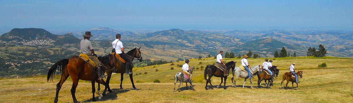 Immagine di trekking a cavallo sui monti di Montecopiolo