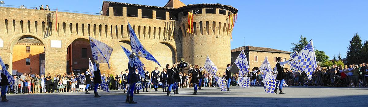 Immagine di Sbandieratori in piazza della Rocca