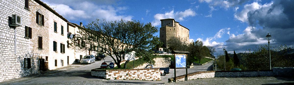 Immagine della rocca dal centro di Frontone