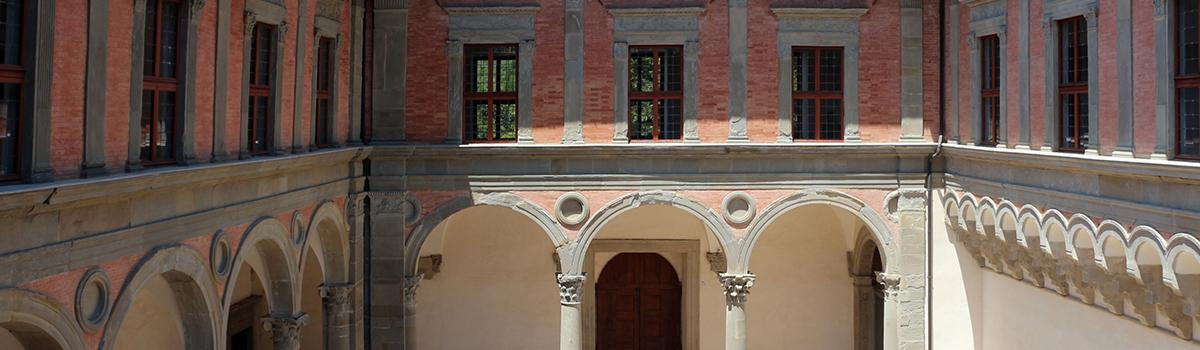 Immagine del cortile del palazzo ducale di Gubbio