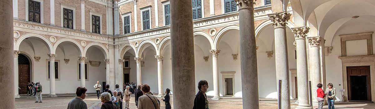 Immagine del cortile d'onore del palazzo Ducale