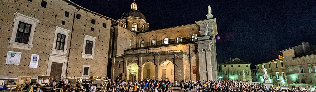 Immagine notturna di Urbino d'estate