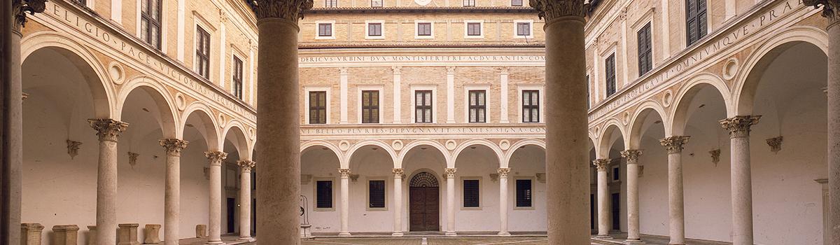 Immagine del cortile d'onore del palazzo Ducale