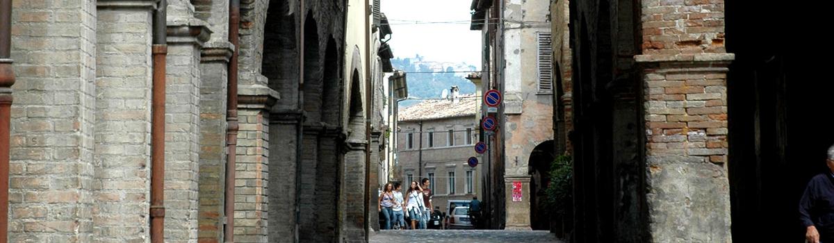 Immagine dei loggiati del centro storico di Urbania