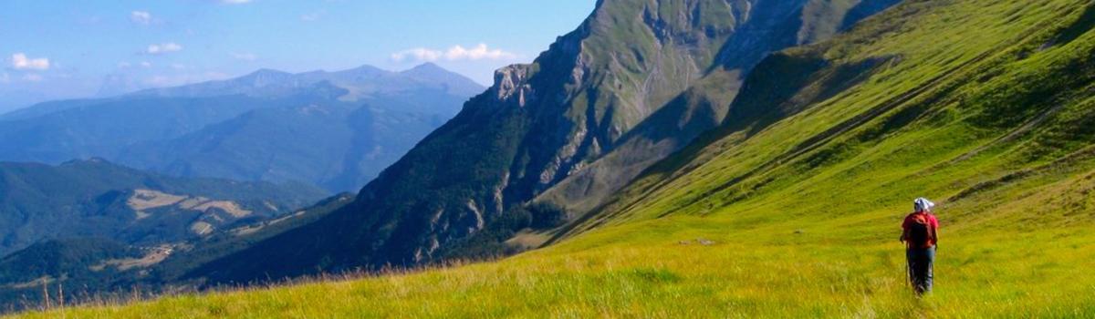 Immagine di persona che fa trekking tra Marche e Umbria