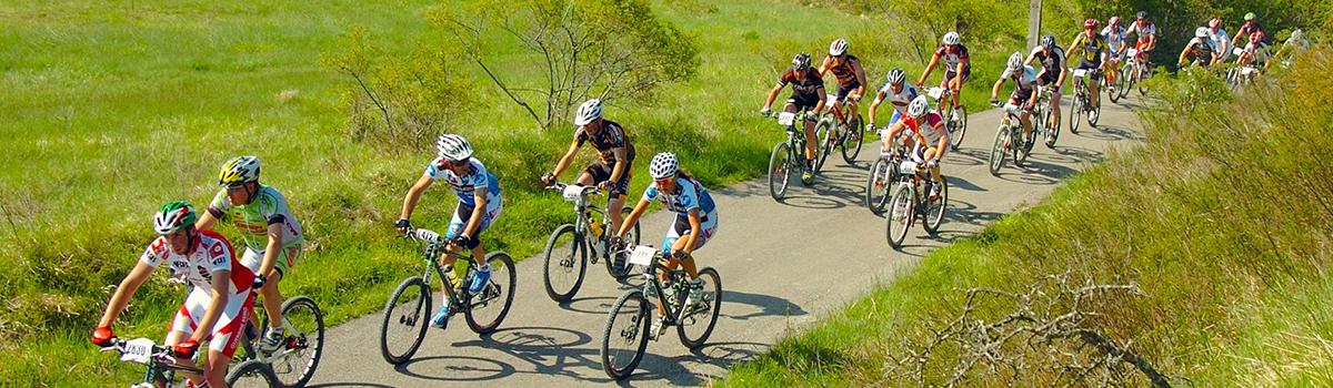 Immagine di ciclisti in mountain bike impegnati sul Carpegna