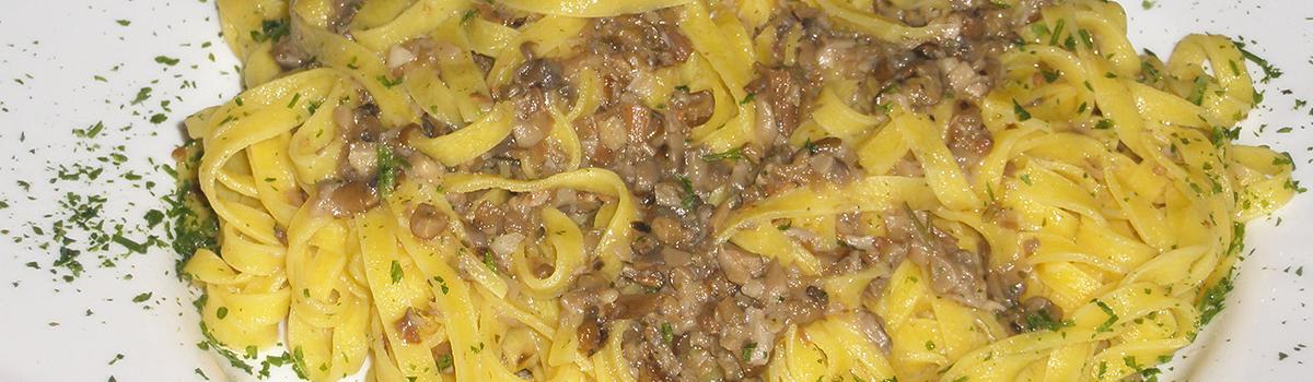 Immagine di un piatto di tagliatelle ai funghi