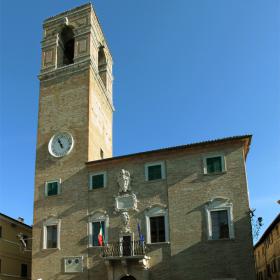 Immagine del palazzo municipale di Urbania