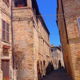 Immagine di un borgo medioevale dell'Appennino marchigiano