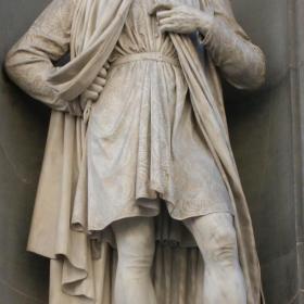 Immagine della statua raffigurante Michelangelo a Firenze