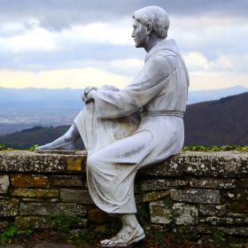 Immagine della statua di San Francesco all'Eremo di Montecasale a Sansepolcro