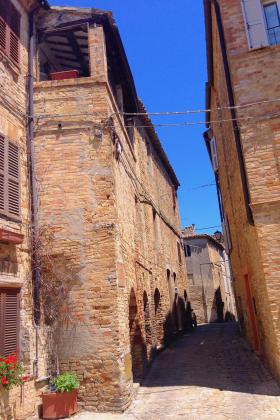 Immagine di un borgo medioevale dell'Appennino marchigiano