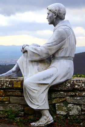 Immagine della statua di San Francesco all'Eremo di Montecasale a Sansepolcro