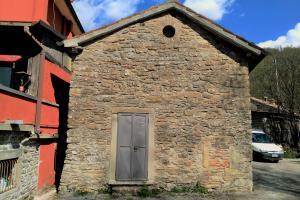 Vista frontale dell’oratorio, con un piccolissimo rosone