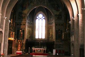 Immagine della navata centrale del Duomo di Gubbio